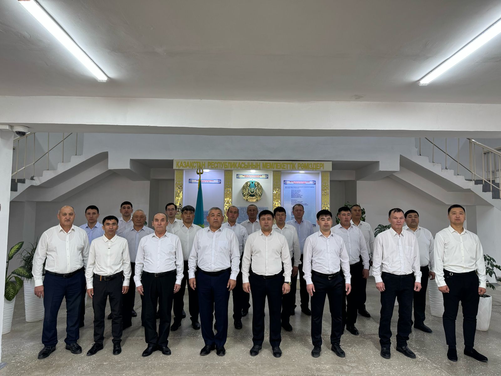"Ана туралы жыр" әнін 100 ер бала ұстаздарымен бірге шырқады.