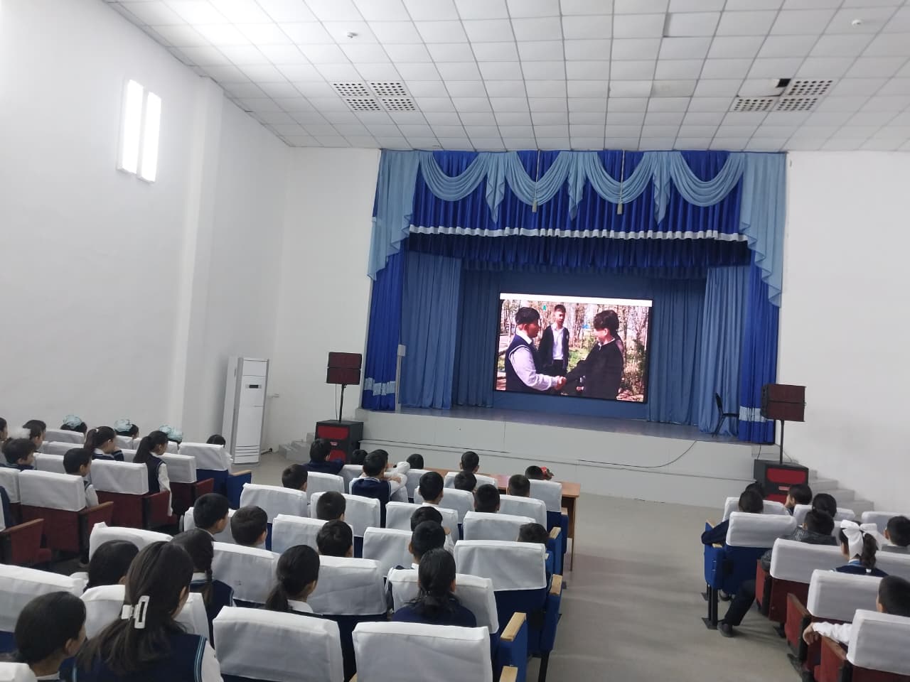 9-10 сыныптардың жас ерекшеліктерін ескере отырып, деректі фильм мен бейне көрсетілім көрсетілді.