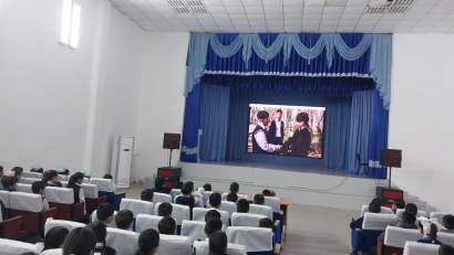 9-10 сыныптардың жас ерекшеліктерін ескере отырып, деректі фильм мен бейне көрсетілім көрсетілді.