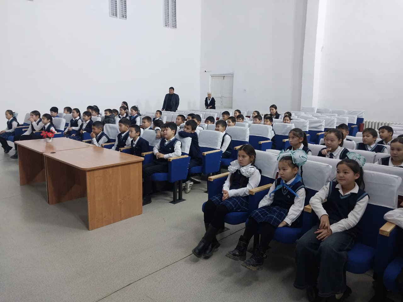 9-10 сыныптардың жас ерекшеліктерін ескере отырып, деректі фильм мен бейне көрсетілім көрсетілді.