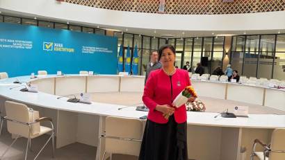 Ардақты әжелер, құрметті аналар, аяулы арулар! Мерекелеріңіз құтты болсын!