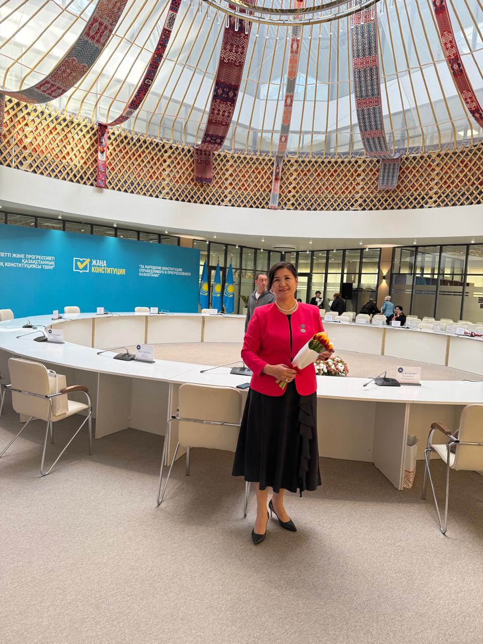 Ардақты әжелер, құрметті аналар, аяулы арулар! Мерекелеріңіз құтты болсын!