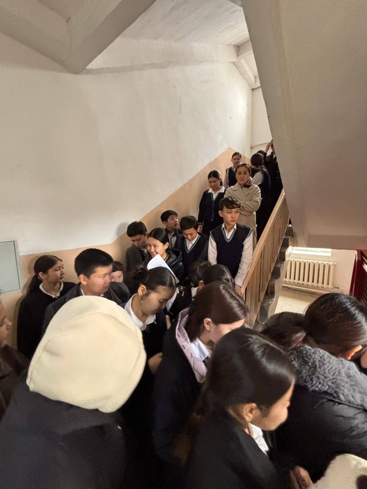  Жалпы мектептік сейсмикалық және эвакуациялық жаттығу өткізілді.